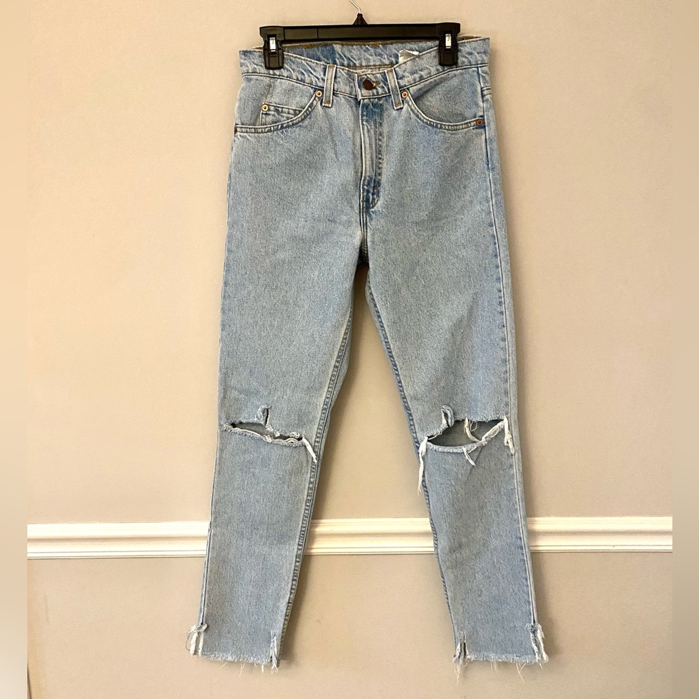 512 Levi’s orange tab light wash high rise distress jeans. 30